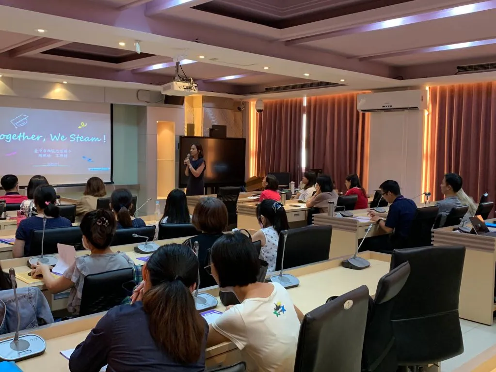 英語系USR-Hub計畫-國小雙語教學教師社群基地--109年成果（第 3 張／共 8 張）