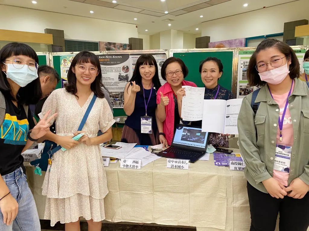 英語系USR-Hub計畫-國小雙語教學教師社群基地--109年成果（第 1 張／共 8 張）